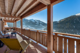 Très grand balcon couvert avec son mobilier de jardin, vue panoramique sur le village et les montagnes