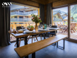 Salle à manger avec ses grandes baies vitrées donnant sur la grande terrasse