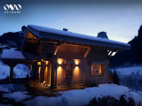 Extérieur du chalet la nuit en hiver