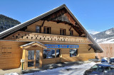 Façade du chalet en hiver