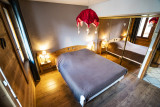 Chambre avec lit double