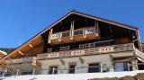 Façade du chalet en hiver avec beaux balcons