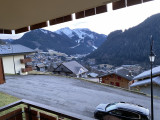 Vue sur les montagnes depuis le balcon au printemps