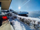 Vue en hiver depuis la terrasse sur les montagnes et le village