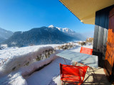 Vue imprenable sur les montagnes depuis la terrasse en hiver