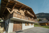 Façade du chalet en été