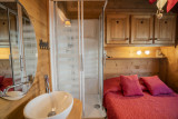 Chambre double et salle de bains