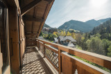 Balcon avec vue sur le village