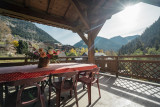 Terrasse couverte avec vue sur le village