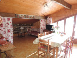 Salle à manger avec grandes fenêtre et vue sur le coin salon