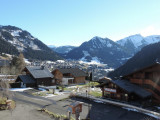 Vue depuis le balcon sur le village et les montagnes