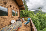 Grand balcon avec table, fauteuils