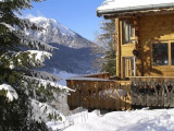 Le chalet en hiver, angle du bâtiment, balcon