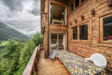 Grand balcon avec vue sur les montagnes et le village, grande table