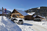 Façade du chalet en hiver