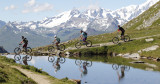 En randonnée au bord d'un lac de montagne avec les sommets enneigés en arrière-plan