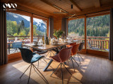 Salle à manger avec ses grandes baies vitrées donnant accès au balcon