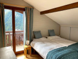 Chambre mansardée avec balcon et vue sur les montagnes