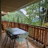 Table et chaises pour prendre ses repas en terrasse