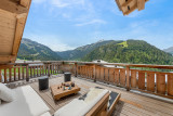 Espace détente sur la grande terrasse avec mobilier de jardin et vue parnoarmique