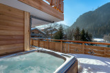 Bains à remous sur la terrasse en hiver