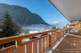 Grand balcon avec vue sur les montagnes et la vallée