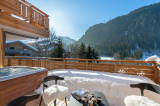 Bains à remous sur la terrasse en hiver