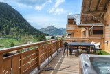 Terrasse avec bains à remous et salon de jardin