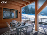 Balcon-terrasse couvert avec mobilier de jardin, vue dégagée,accès direct au terrain