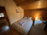 Chambre mansardée avec lit double