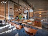 Salle manger  avec cheminée et suspension en bois flotté