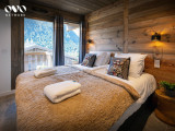 Chambre double avec porte-fenêtre donnant sur le balcon, vue sur les montagnes