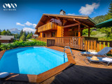 Extérieur du chalet en été avec sa piscine et terrasse