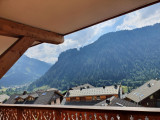 Vue sur le village et les montagnes depuis le balcon