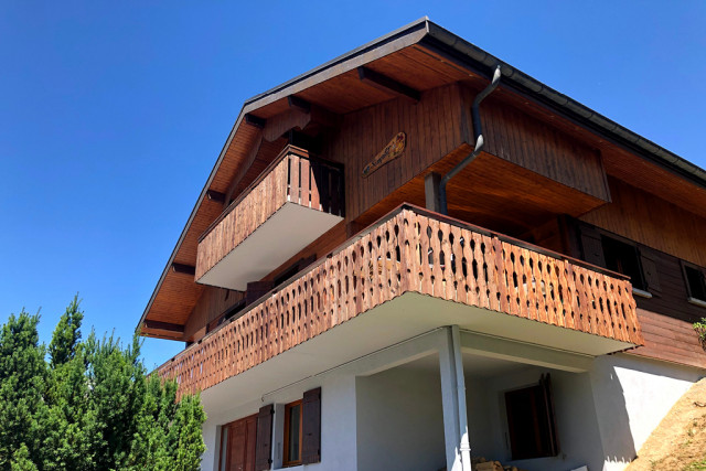 Extérieur du chalet en été