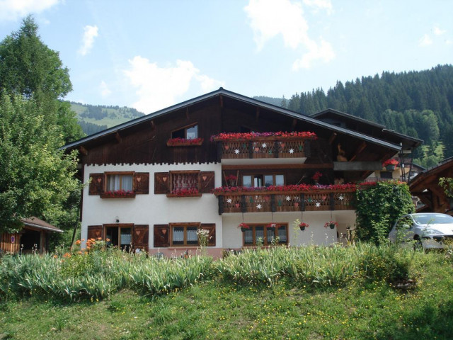 Le chalet Bel Horizon en été avec ses balcons fleuris