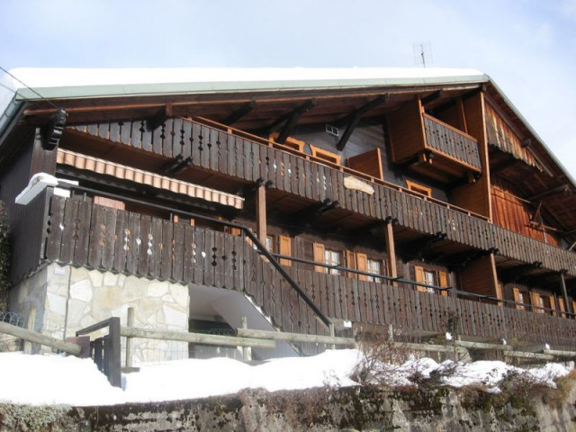 Façade du chalet en hiver