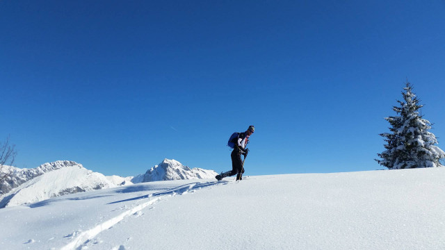 Ski touring and avalanche rescue course_Châtel