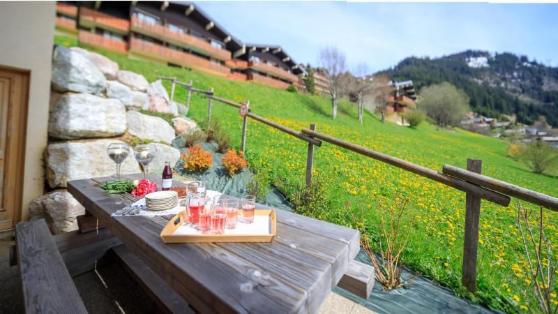 Table en bois avec bancs pour prendre un repas à l'extérieur