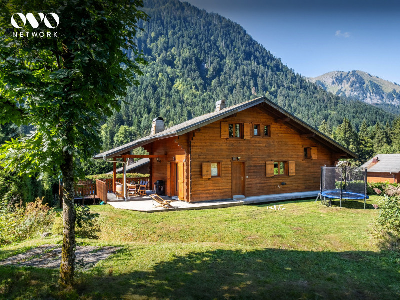 Arrière du chalet avec trampoline et terrain ombragé