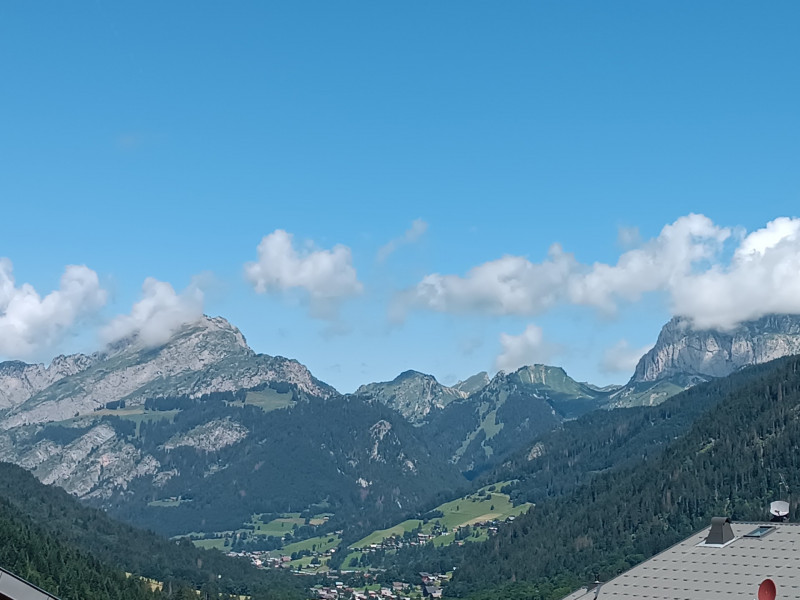 Vue sur la Vallée d'Abondance depuis le Chalet Squaw Valley à Châtel dans le centre du village en été