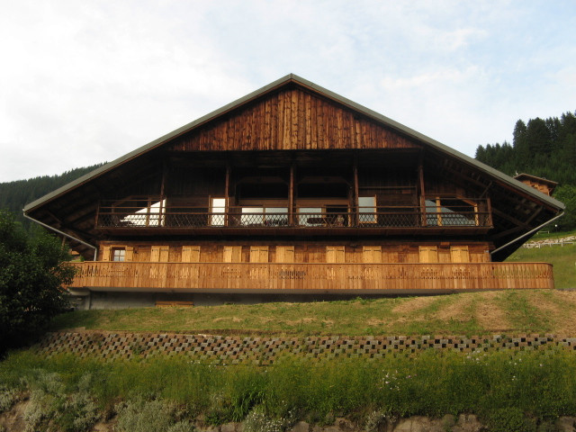 Façade du chalet l'été