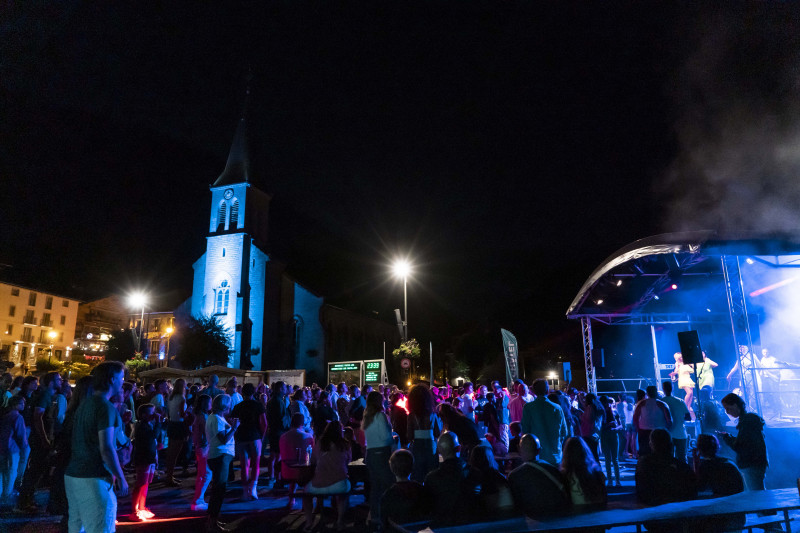 Bal du 14 Juillet place de l'église à Châtel