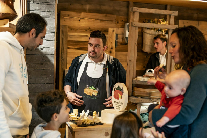 Dégustation suite à la visite de la cave d'affinage de fromage fermier Abondance AOP