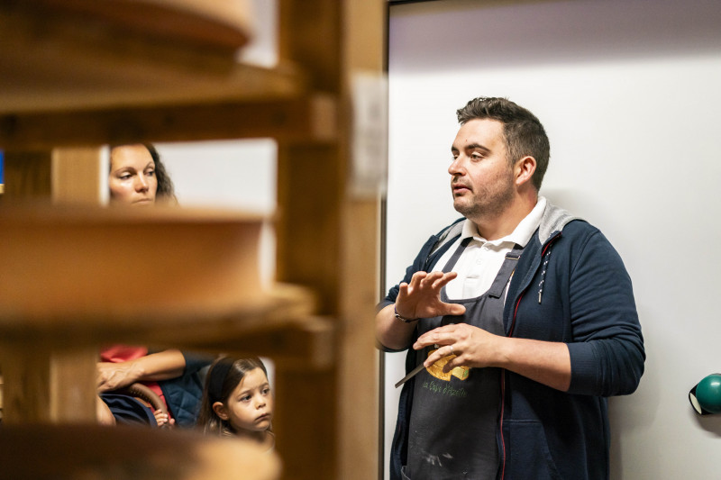 Vincent explique l'affinage du fromage Abondance