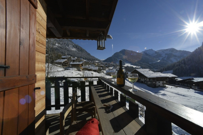 Vue du balcon sur les pistes de ski