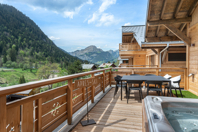 Terrasse avec bains à remous et salon de jardin